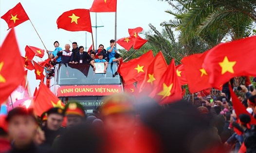 Vinh quang ngày về của U23 Việt Nam trong sự chào đón của hàng vạn NHM bóng đá tại quê nhà. Ảnh: Sơn Tùng