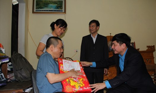 Chủ tịch Tổng LĐLĐVN Bùi Văn Cường tặng quà cho vợ chồng chị Nguyễn Thị Nhiễu. Ảnh: VH