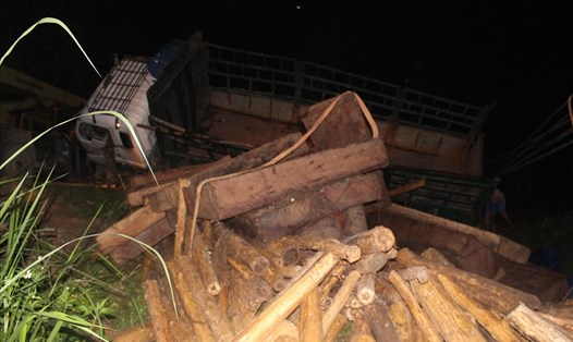 Xe tải lật nghiêng xuống ruộng để lộ hàng chục phách gỗ lớn