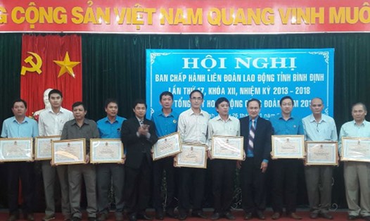 Khen thưởng các đơn vị xuất sắc trong công tác CĐ 2017. Ảnh: Q.HOA

