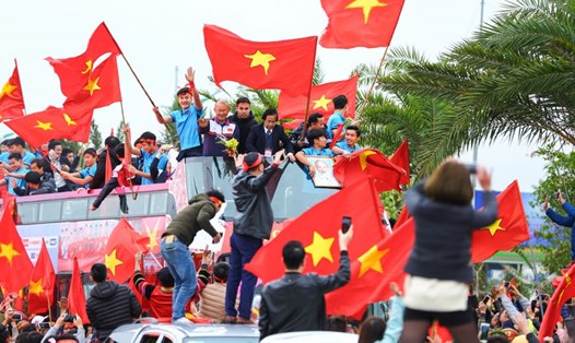 Người hâm mộ hân hoan đón ĐT U.23 Việt Nam trở về. Ảnh: SƠN TÙNG - VGP