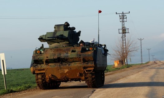 Lính Thổ Nhĩ Kỳ tuần tra gần biên giới với Syria. Ảnh: Reuters