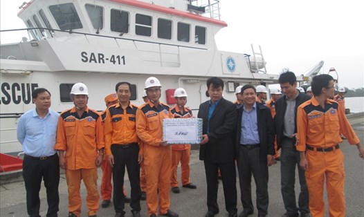 Đồng chí Đỗ Nga Việt - Chủ tịch CĐ GTVT VN trao quà cho tập thể NLĐ tàu SAR - 411. Ảnh: V.C