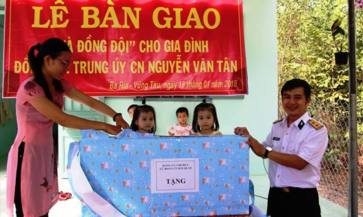 Lễ bàn giao nhà đồng đội cho gia đình Trung úy Nguyễn Văn Tân