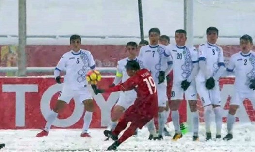 Cú sút phạt tuyệt vời của Quang Hải vào lưới đội U23 Uzbekistan (ảnh:AFC). 