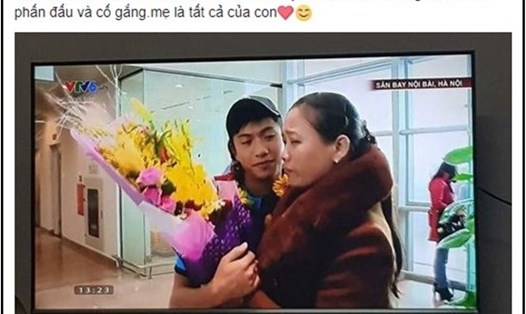Hình ảnh Phan Văn Đức xúc động ôm mẹ tại sân bay Nội Bài. Ảnh: FBNV