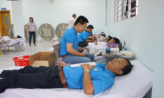 Lực lượng CBCCVCLĐ tỉnh tham gia buổi hiến máu nhân đạo.
          
