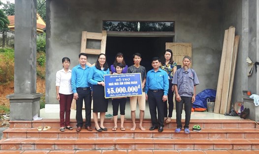 LĐLĐ tỉnh Phú Thọ trao hỗ trợ Nhà Mái ấm công đoàn cho NLĐ. 
