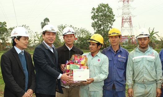 Chủ tịch Công đoàn Công thương VN Trần Quang Huy (thứ hai từ trái san) trao quà cho công nhân trên tuyến đường dây 110 kV Hà Đông - Sơn Tây, đoạn qua xã Yên Sơn, huyện Quốc Oai.