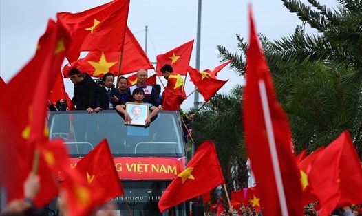 Cờ hòa rợp phố chào đón U23 Việt Nam. Ảnh: Sơn Tùng. 
