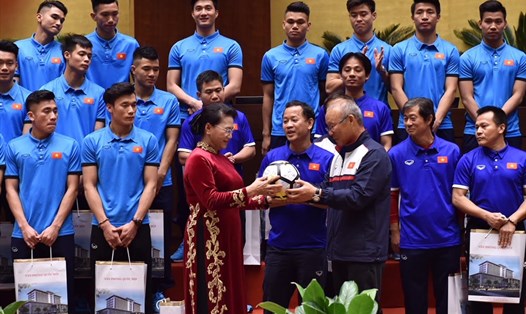 Chủ tịch Quốc hội Nguyễn Thị Kim Ngân nhận quả bóng lưu niệm của Đội tuyển bóng đá U23 Việt Nam (Ảnh: NB)