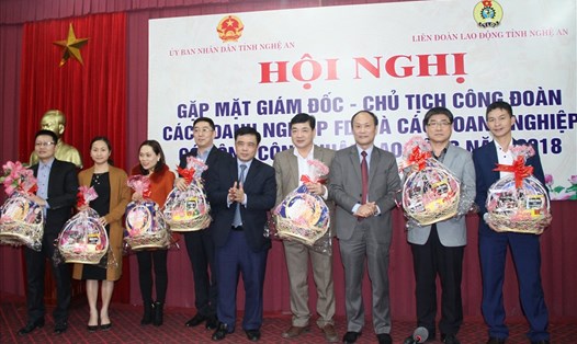 UBND tỉnh và LĐLĐ tỉnh Nghệ An tặng quà cho đại diện các doanh nghiệp FDI. Ảnh: PV