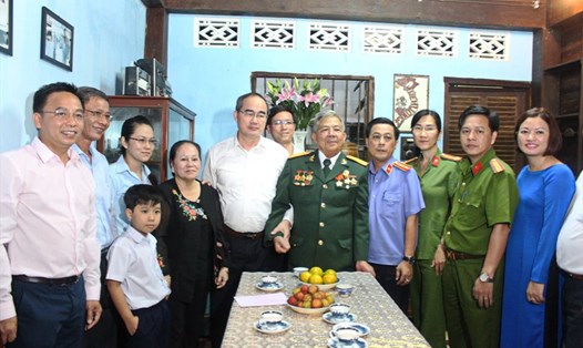 Bí thư Thành ủy TPHCM Nguyễn Thiện Nhân thăm gia đình Anh hùng Lực lượng vũ trang nhân dân Trần Văn Lai. Ảnh: Trường Hoàng