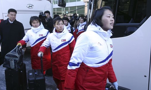 Các nữ tuyển thủ khúc côn cầu trên băng của Triều Tiên đặt chân đến Hàn Quốc ngày 25.1.2018. Ảnh: Reuters