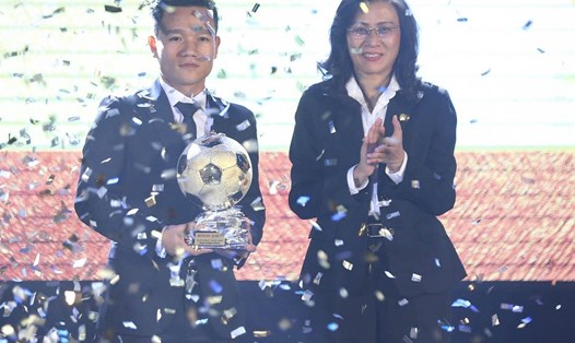 Đinh Thanh Trung đã có một năm đại thành công khi thâu tóm hầu hết mọi danh hiệu của bóng đá Việt. Ảnh: Duy Anh