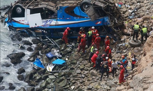 Hiện trường vụ tai nạn giao thông thảm khốc ở Peru. Ảnh: AP