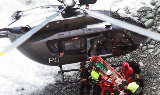 Lực lượng cứu hộ sử dụng trực thăng đưa người bị nạn tới bệnh viện. Ảnh: AP