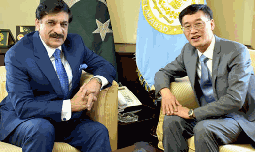 Đại sứ Yao Jing (phải) tuyên bố Trung Quốc sát cánh với Pakistan trong mọi tình huống. Ảnh: Radio Pakistan