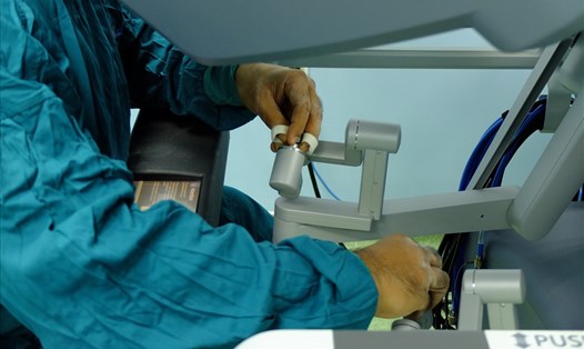 Bác sĩ đang điều khiển robot phẫu thuật- ảnh: minh họa