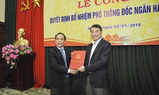 Được sự ủy nhiệm của Thủ tướng Chính phủ, Thống đốc NHNN Lê Minh Hưng đã trao quyết định bổ nhiệm ông Đoàn Thái Sơn giữ chức vụ Phó Thống đốc NHNN. Ảnh: SBV