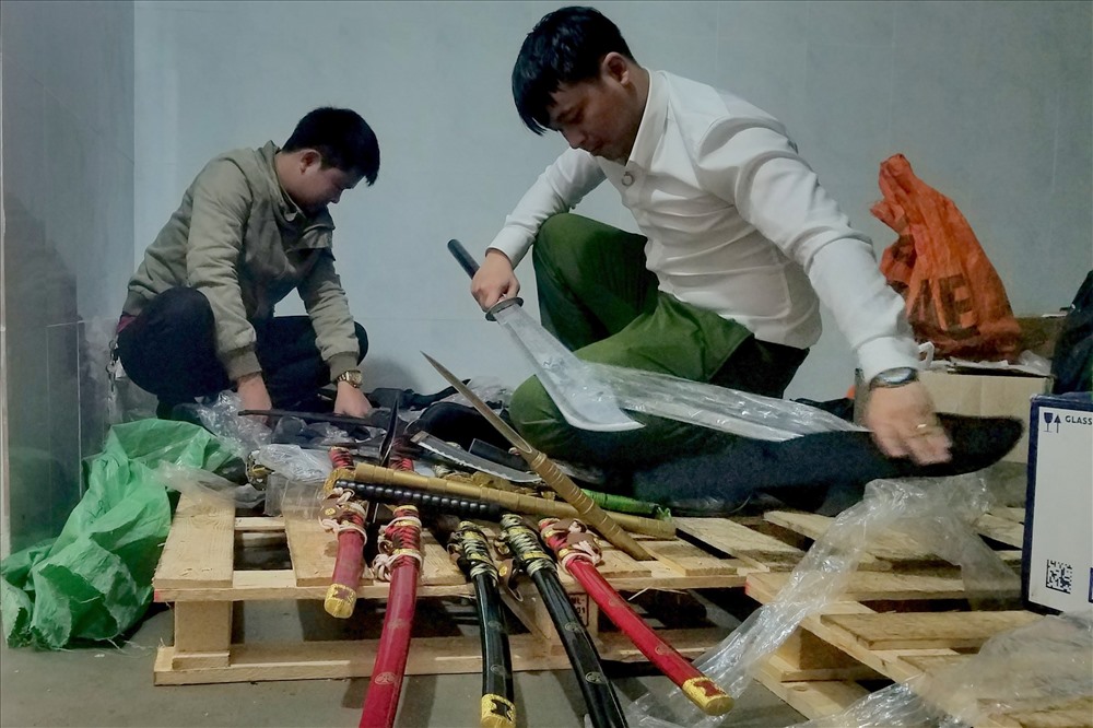 Số vũ khí được phát hiện ở cửa hàng tạp hóa nằm ngay bên QL1A. Ảnh: HT.