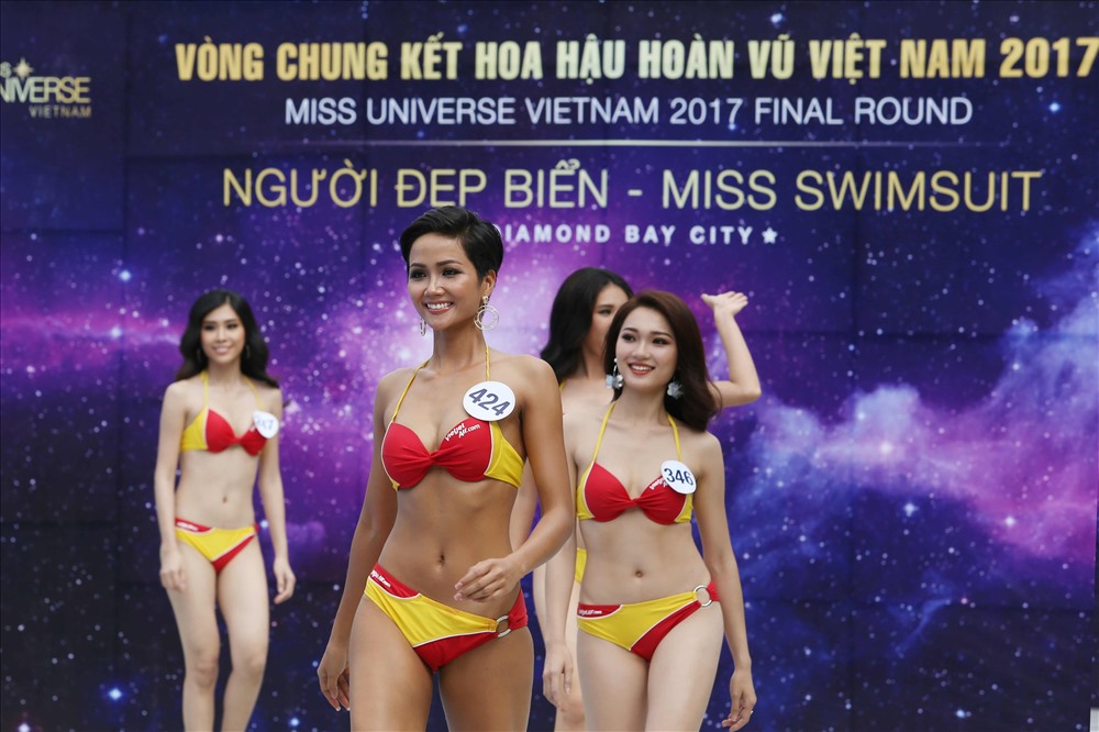 H'Hen Niê tự tin sải bước. Ảnh: H.V