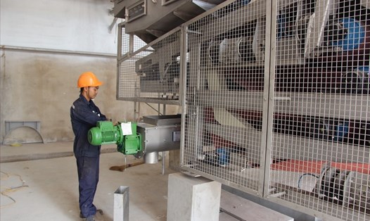Lắp đặt thiết bị tại trạm xử lý nước thải. Ảnh NT