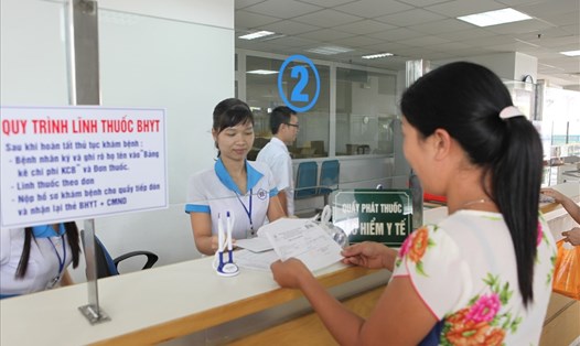 Người tham gia BHYT làm thủ tục thanh toán tiền thuốc tại cơ sở y tế. Ảnh: H.P