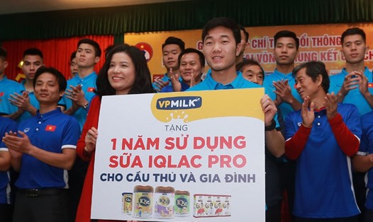 Bà Nguyễn Thị Thu Phương - Tổng Giám đốc VPMilk - trao tài trợ cho U.23 Việt Nam.