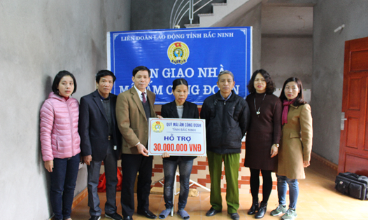 Phó Chủ tịch LĐLĐ tỉnh Bắc Ninh Nguyễn Văn Kỹ trao hỗ trợ tại gia đình chị Nguyễn Thị Na