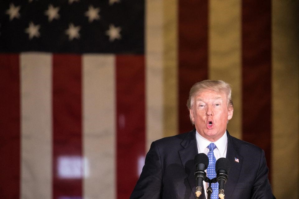 Donald Trump đọc Thông điệp liên bang 2018 trong giờ khắc “nước sôi lửa  bỏng” nhất