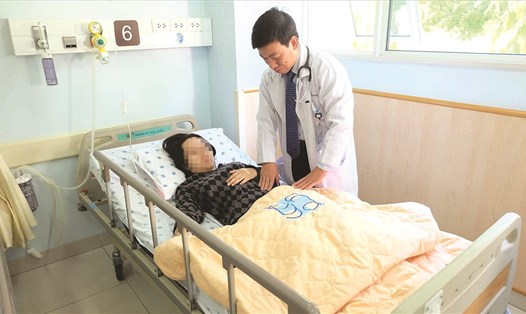 Bác sĩ Nguyễn Viết Hậu - Phó trưởng khoa Cấp cứu Bệnh viện Đại học Y Dược TPHCM thăm khám cho bệnh nhân bị vật nuôi cắn.
