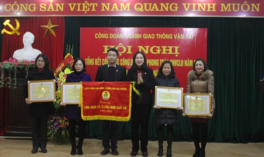 LĐLĐ thành phố Hải Phòng tặng cờ Công đoàn cơ sở vững mạnh xuất sắc tại Hội nghị. Ảnh TV