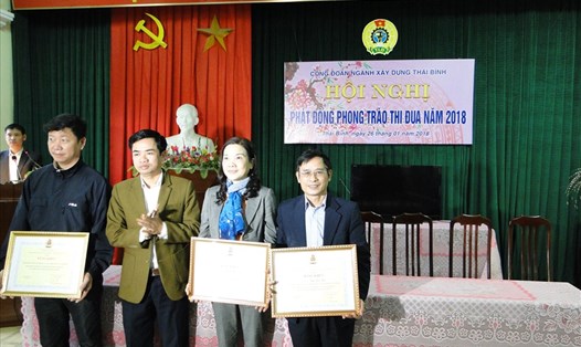 Đồng chí Bùi Xuân Vinh, Phó chủ tịch LĐLĐ tỉnh Thái Bình trao bằng khen của Tổng LĐLĐVN cho cá tập thể và cá nhân đã có thành tích trong hoạt động công đoàn năm 2017.