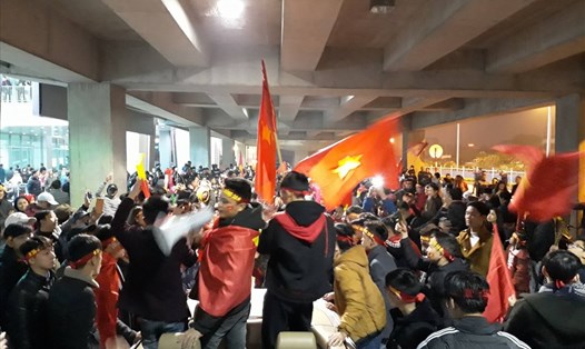 Sân bay Vinh chật cứng người hâm mộ chờ các cầu thủ U23 xứ Nghệ. Ảnh: HQ