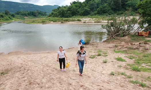 Giáo viên công tác ở vùng biên giới của huyện Hướng Hóa hằng ngày phải xuống sông xách nước dùng cho sinh hoạt. Ảnh: Hưng Thơ.