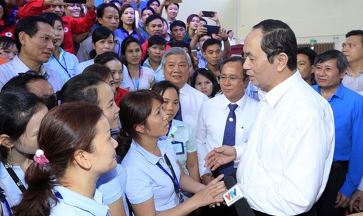 Chủ tịch Nước Trần Đại Quang ân cần thăm hỏi công nhân lao động Công ty Esquel Garment (Bình Dương) ngày 30.1. Ảnh: TTXVN