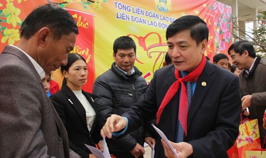 Chủ tịch Tổng LĐLĐVN Bùi Văn Cường trao quà tết cho CNLĐ khó khăn ở Thu Lũm (huyện Mường Tè, tỉnh Lai Châu) ngày 30.1. Ảnh: VŨ HẢI