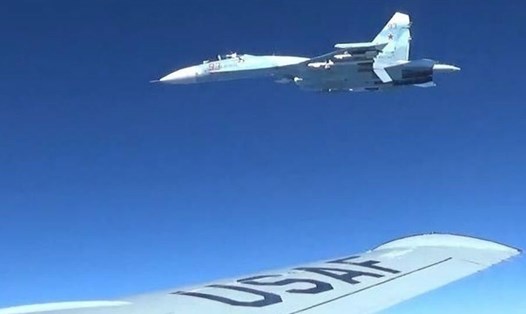 Khoảnh khắc Su-27 Nga vụt qua mũi trinh sát cơ của Mỹ trên biển Đen. Ảnh: USEC.