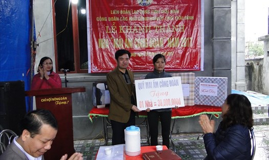 Đồng chí Bùi Xuân Vinh - Phó Chủ tịch LĐLĐ tỉnh trao kinh phí hỗ trợ đoàn viên. 