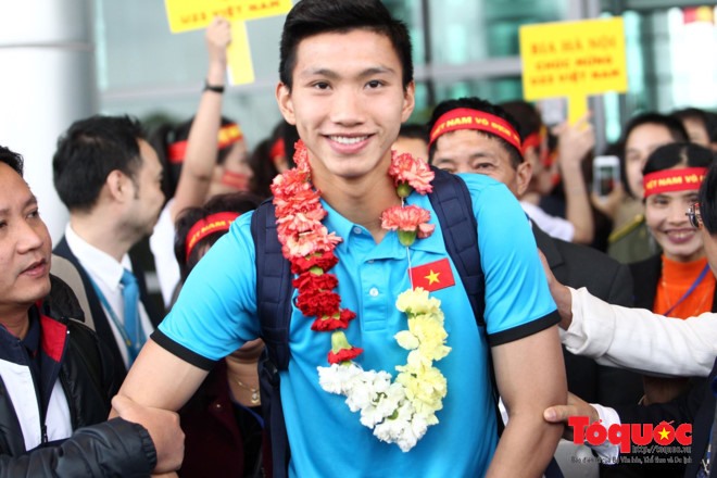  Đoàn Văn Hậu trở về trong vòng vây của người hâm mộ. Ảnh; báo Tổ quốc.