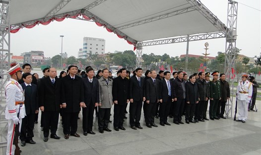 Các đại biểu dâng hương tưởng niệm lãnh tụ Nguyễn Đức Cảnh. 