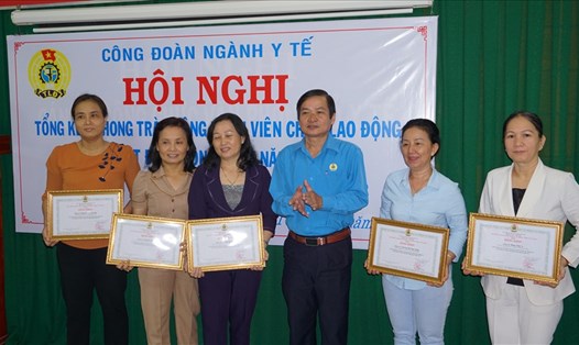 Đồng chí Phan Văn Bua – Chủ nhiệm UBKT LĐLĐ tỉnh Tây Ninh trao tặng Bằng khen cho các tập thể.
