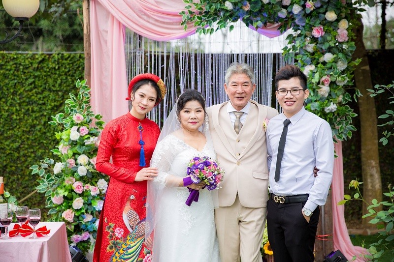 NSND Thanh Hoa và chồng, nghệ sĩ Tôn Thất Lợi trong đám cưới. Ảnh: V.H