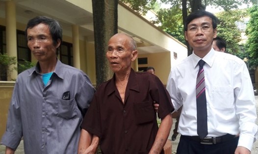 Ông Trần Văn Thêm (ở giữa) được minh oan sau hơn 40 năm. 