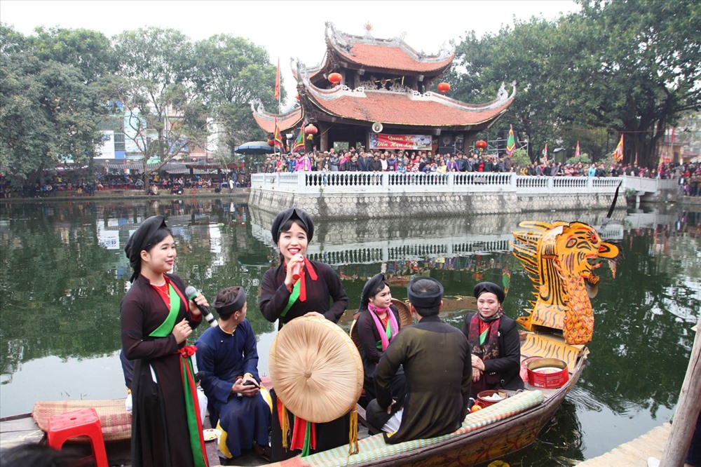 Hội Lim: Hội Lim là một trong những lễ hội truyền thống lâu đời nhất tại Bắc Ninh, nơi đón nhận và truyền lại những giá trị văn hoá cổ xưa. Hãy đến tham quan và tìm hiểu thêm về nó!