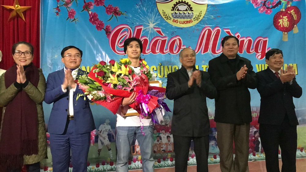 UBND huyện Đô Lương trao giấy khen cho Công Phượng tại quê nhà. ảnh:ND