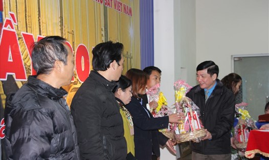 Chủ tịch Tổng LĐLĐVN Bùi Văn Cường (phải) tặng quà Tết cho CNLĐ đường sắt. Ảnh:Vũ Hải