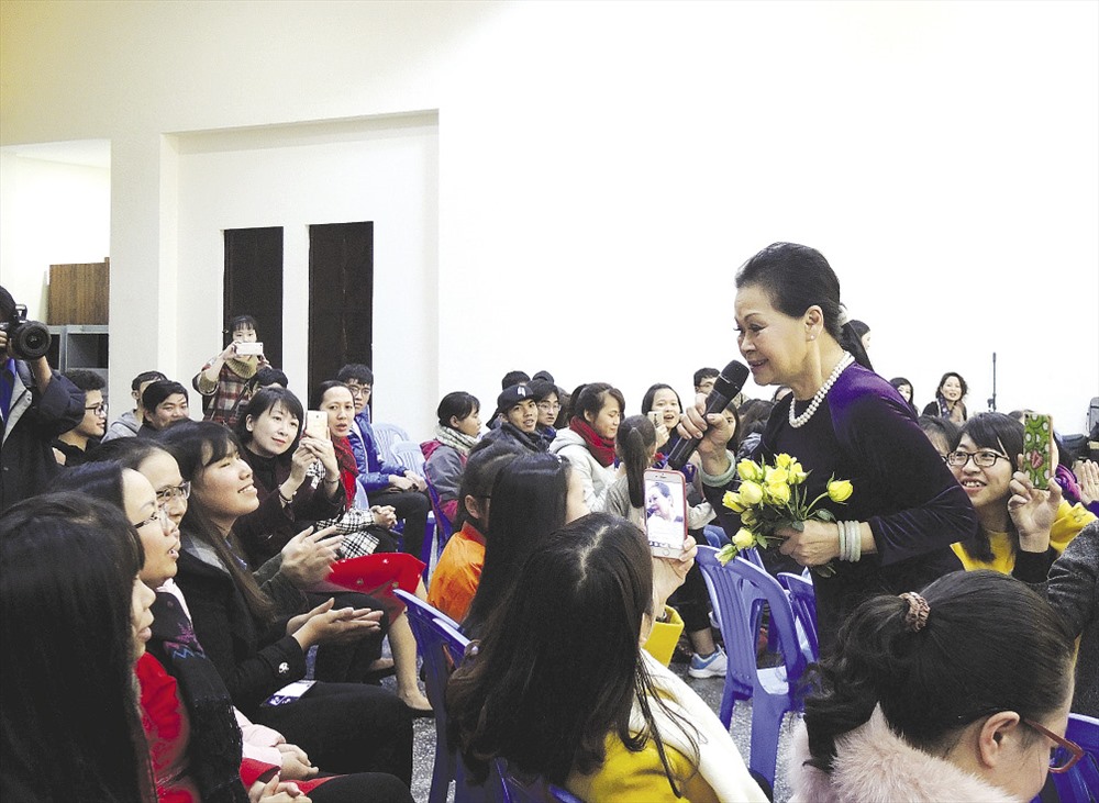 Ca sĩ Khánh Ly nhận được nhiều tình cảm từ sinh viên Đà Lạt. Ảnh: K.Q