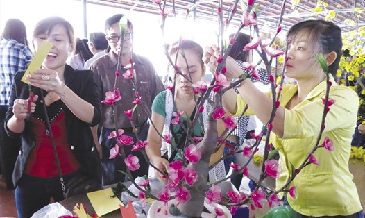 NLĐ tham gia trang trí cành đào đón Tết trong Ngày hội do tổ chức CĐ tổ chức - Ảnh: L.T